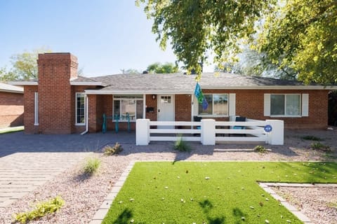 Welcome to the Trendy Tricycle!

This charming brick home is surrounded by lush greenery and is incredibly bike-friendly - so much so, even our wall art is pedaling.

Located in a safe, quiet neighborhood in the heart of Central Phoenix.