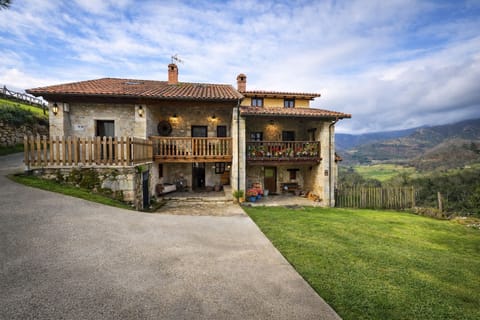 Property building,Garden,Garden view,Mountain view