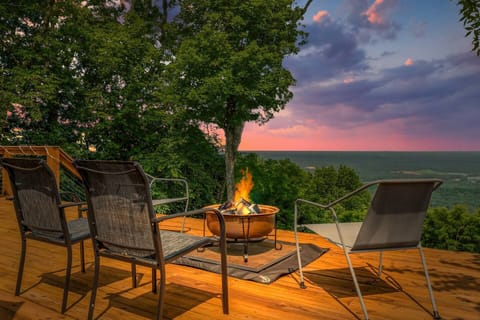 Perched high above the valley, the expansive deck offers an unmatched vantage point—perfect for soaking in golden sunrises, dramatic sunsets, and star-filled nights. Whether you`re sipping coffee or enjoying an evening by the firepit, this scenic ove