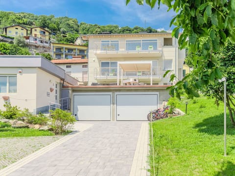 Shade, Mountain Range, Outdoor Structure, Eco Hotel, Deck, Outdoor Furniture, Garden, Chair, Landscaping, Hardwood