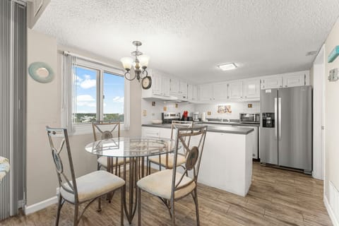 Dining/Kitchen/Entry - You have a spacious open dining area adjacent to the fully equipped kitchen.