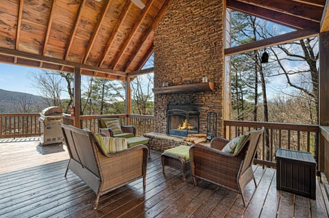 Coppertree Getaway - Wood Burning Fireplace