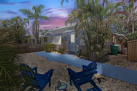 Twin Dolphins Cottage by Anna Maria Island Accommodations