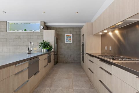 Modern, fully equipped kitchen