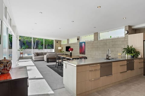 Modern, fully equipped kitchen