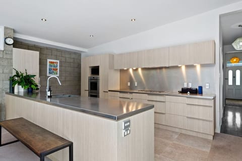 Modern, fully equipped kitchen