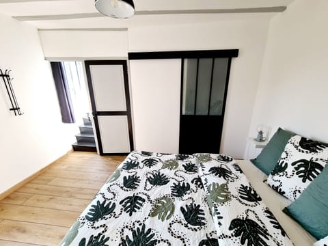 Bedroom 1, Bathroom sliding door