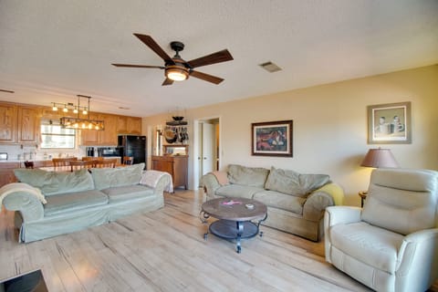 Living Room | Central Heating & A/C | Smart TV | Free WiFi | Main Level