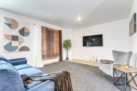 Aurora Vacation Rental | 3BR | 2.5BA | 1,577 Sq Ft | 6 Steps Required