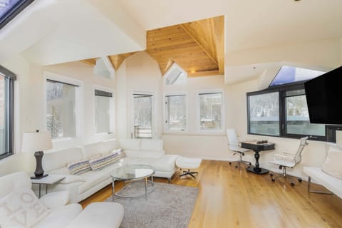 Living room 1: Main floor, gas fireplace, Smart TV, deck access