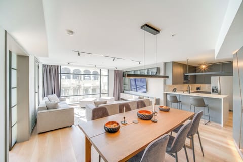 Dining Table | Dishware & Flatware