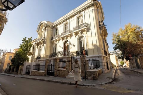 With two detached floors, each floor features three bedrooms and two bathrooms.