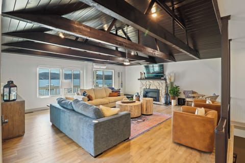 Lake Front Spacious Living Room