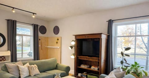 Settle in after a big day of adventure in the cozy couches. Play a game or watch a show on your streaming platforms, the tv is equipped with Roku.