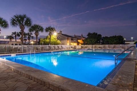Dive into paradise at Seabreeze Villa! 🌴🌊 Unwind by the sparkling pool under swaying palms or take a 4-minute stroll to the beach.
