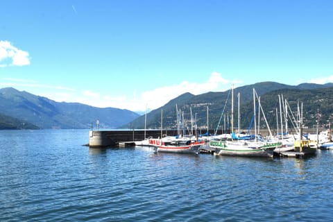 Enjoy a breathtaking panoramic view of the port of Luino, located only a few steps away from the accommodation.