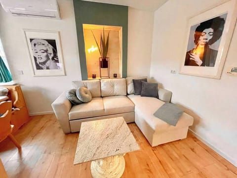 5a8bc43f 8320 49be b316 e6f5616cc6ac