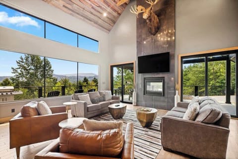 Modern Endless View -- where luxury reaches new heights -- both in design and in the breathtaking Smoky Mountain scenery that surrounds you.