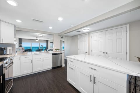 Bright and Spacious Kitchen