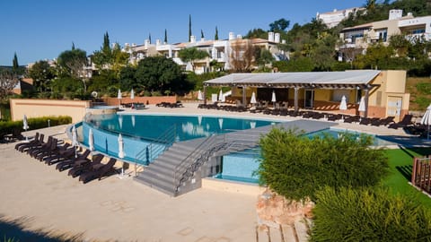 This shared pool will surely refresh you on those hot summer days #refreshing #pool #portugal #algarve #portimao