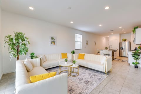 Living Room | Smart TV | Free WiFi | Central A/C & Heating