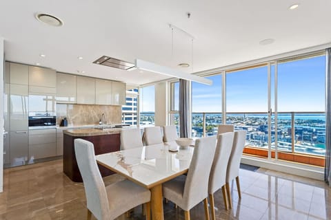 Open-plan dining next to kitchen & lounge – Seamless flow between cooking, eating and relaxing in luxury.