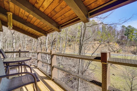 Sevierville Vacation Rental | 2BR | 1BA | 831 Sq Ft | Stairs Required to Enter