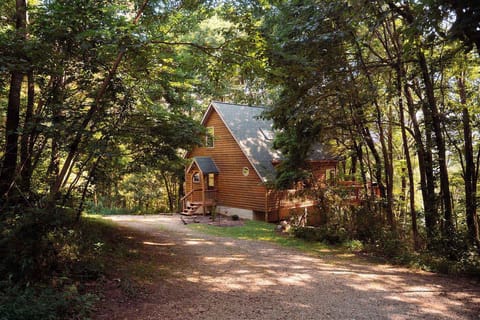 Exterior View: Escape to nature in this welcoming cabin, surrounded by lush woods and tranquility.
