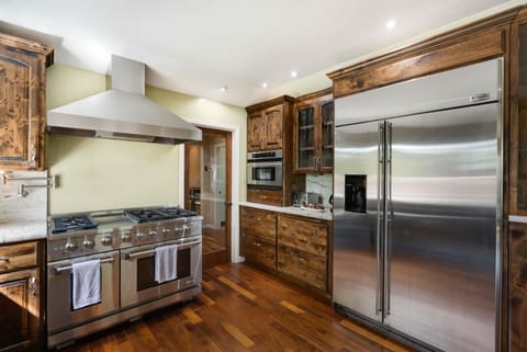 Experience the pinnacle of cooking precision with our chef's gas range, equipped with six burners for versatile and efficient meal preparation.