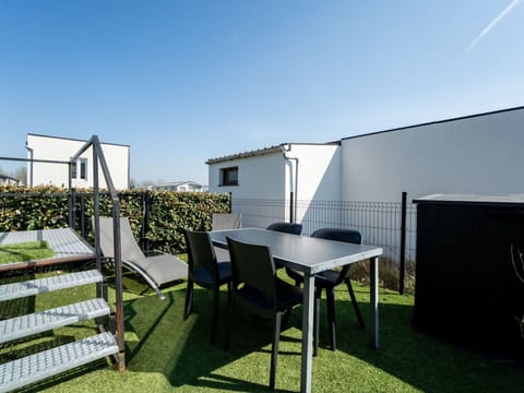 Shade, Balcony, Chair, Yard, Outdoor Furniture, Houseplant, Fence, Handrail, Courtyard, Home Fencing