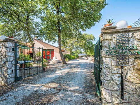 Driveway, Shade, Garden, Gate, Landscaping, Yard, Flagstone, Walkway