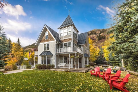 1.0-park-place-telluride-exterior-rear-view-bright