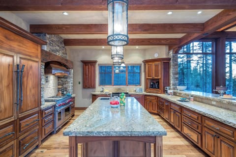 7-telluride-two-trails-kitchen
