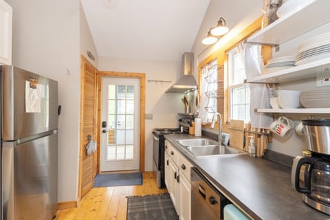 Full kitchen for quick meals before a day at the beach