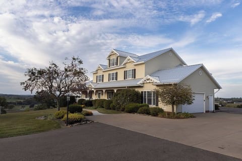 hillside-Exterior202