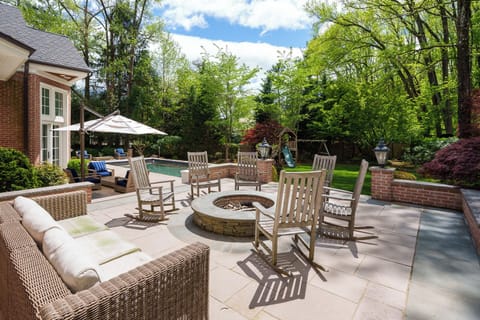 Stunning pool and firepit