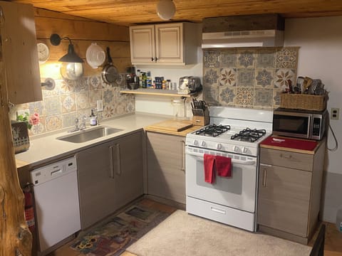 Fully stocked kitchen!