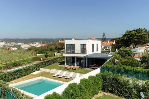 Private pool and sun terrace with loungers — Villa Ambar, luxury holiday villa in Sintra