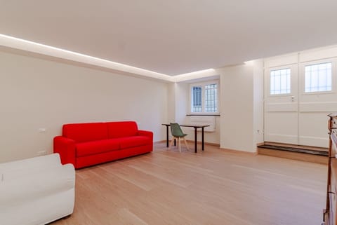 80 sqm apartment for 3 people, located on the ground floor (steps required for access). Just a 6-minute drive from Caprafico Beach, the accommodation is in Nervi, one of the most charming districts of Genoa, known for its parks, historic villas, and the  Apartment in Genoa