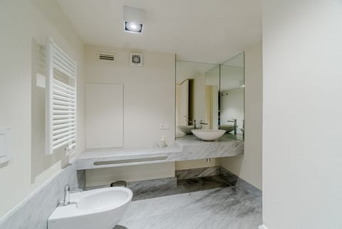 80 sqm apartment for 3 people, located on the ground floor (steps required for access). Just a 6-minute drive from Caprafico Beach, the accommodation is in Nervi, one of the most charming districts of Genoa, known for its parks, historic villas, and the  Apartment in Genoa