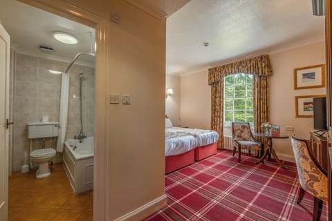 Room amenities and bathroom