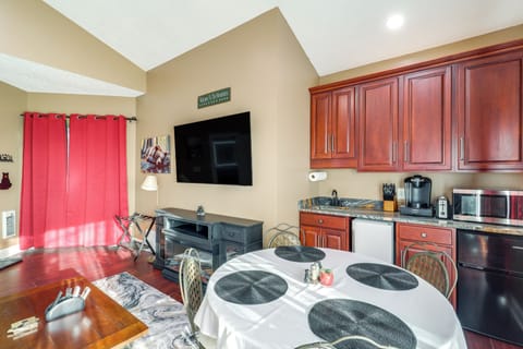 Dining Area | Dishware/Flatware Provided