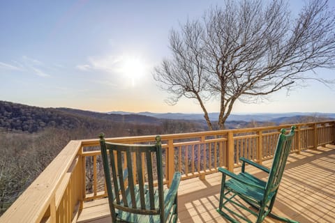 Beech Mountain Vacation Rental | Studio | 1BA | 900 Sq Ft | Stairs to Enter