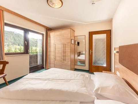 Family room breakfast - Hotel Starchlhof Bed and Breakfast in Schladming