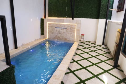 alberca en área interior con calefacción