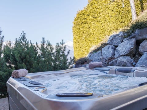 Bathtub, Jacuzzi, Plumbing Fixture, Winter, Water Feature, Swimming Pool, Flowerpot, Houseplant