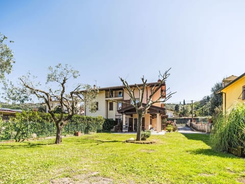 House, Residential Area, Home, Human Settlement, Garden, Estate, Cottage, Suburb, Lawn, Yard