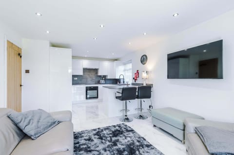 Experience seamless living with this modern open-plan design, perfect for relaxation and dining. 🍽️🛋️✨