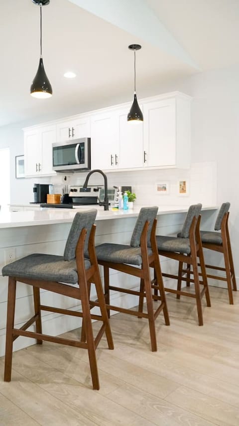 Grab a stool and keep the chef company 🧑‍🍳 Perfect for breakfast or a sunset snack