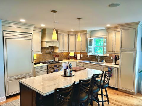 2nd Floor Kitchen - Island seating for 4. Granite countertops.